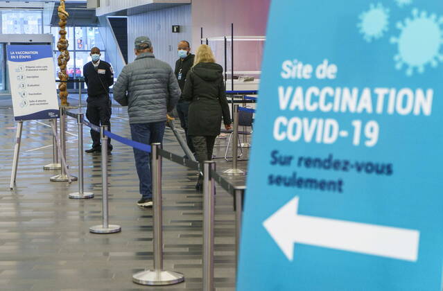 April 15, 2021, Montreal, PQ, Canada: People walk into a COVID-19 vaccination clinic in Montreal, on Thursday, April 15, 2021. Montreal Canada  - ZUMAc35_ 20210415_zaf_c35_040 Copyright: xPaulxChiassonx