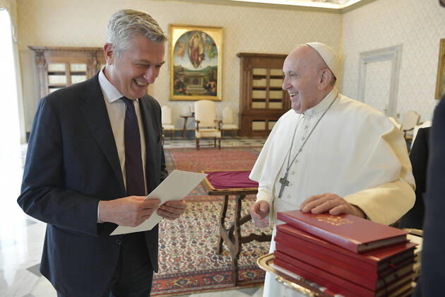 Bilder des Jahres 2021, News 04 April News Themen der Woche KW15 News Bilder des Tages April 16,2021 : Pope Francis received in Audience this morning Dr. Filippo Grandi, United Nations High Commissioner for Refugees, and followed in the Vatican Copyright: x VATICANxMEDIAx CPPx xIPAx x CatholicxPressxPhotox