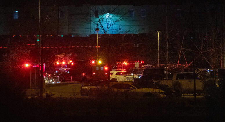 Bilder des Jahres 2021, News 04 April News Themen der Woche KW15 News Bilder des Tages April 16, 2021, Indianapolis, Indiana, USA: The scene outside a FedEx facility in Indianapolis where multiple people were reportedly shot late Thursday night. According to IMPD spokesperson Genae Cook, 8 victims are dead. The shooter also took their own life. A man opened fire outside a FedEx warehouse facility in Indianapolis late Thursday night before moving inside the facility, killing eight people and injuring several others. The suspect is believed to have shot himself and is among the nine dead, according to police. Indianapolis USA - ZUMAm67_ 20210416_new_m67_802 Copyright: xMykalxMcEldowney IndyStarx