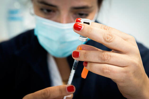 April 17, 2021, Matosinhos, Porto, Portugal: A nurse fills a syringe with the Cominarty vaccine..The nationwide mass vaccination of teachers and school staff started on 17th April in the Matosinhos Vaccination Centre, 1952 people were vaccinated on the first Saturday with Cominarty vaccine produced by Pfizer. Matosinhos Portugal - ZUMAs197 20210417_zaa_s197_270 Copyright: xTeresaxNunesx