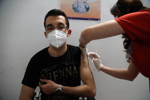 (210419) -- ANKARA, April 19, 2021 -- A man receives the COVID-19 vaccine in Ankara, Turkey, on April 19, 2021. Turkey on Monday reported 55,149 new COVID-19 cases, including 2,862 symptomatic patients, raising the total number in the country to 4,323,596, according to its health ministry. (Photo by Xinhua) TURKEY-ANKARA-COVID-19-CASES MustafaxKaya
