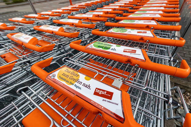 Redaktionell, Weiterstadt am 18. April 2021: Einkaufswagen der Handelskette tegut. Redaktionell, Weiterstadt am 18. April 2021: Einkaufswagen der Handelskette tegut. Copyright: xBEAUTIFULxSPORTS KJPetersx