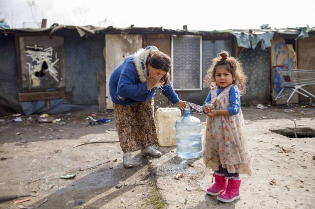News Bilder des Tages PXL_The municipality of Ilidza plans to demolish the Roma settlement The mother washes herself with a bottle of water next to a girl with a glass of water in a Roma settlement in Sarajevo, Bosnia and Herzegovina on April 20, 2021. The municipality of Ilidza has ordered the demolition of the barracks where more than 60 Roma live, including 40 children. The inspection ordered the removal of the illegal settlement, without offering alternative accommodation. Human rights activists warn that the latest case is just a reflection of decades of neglect. This settlement has existed for 12 years. ArminxDurgut PIXSELL