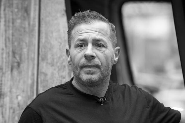 Der Schauspieler Willi HERREN ist in Koeln tot aufgefunden worden. Er wurde 45 Jahre alt. Willi HERREN, Schauspieler und Saenger, Portraet, PortrÅ t, Portrait, Angeschnittenes Einzelbild, Einzelmotiv, Praesentation und Eroeffnung von Willi Herrens Rievkooche Bud, seinem Reibekuchen-Imbiss in Frechen, Fototermin am 16.04.2021 in Frechen,