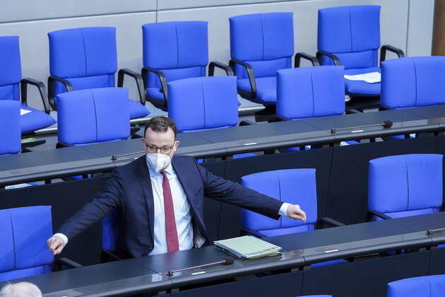 223. Bundestagssitzung und Debatte in Berlin Aktuell, 21.04.2021, Berlin, Jens Spahn der Bundesminister fuer Gesundheit alleine auf der Regierngsbank mit ausgestreckten Armen auf der Regierungsbank bei der Debatte zum Thema Bevoelkerungsschutzgesetz bei der 223. Sitzung des Deutschen Bundestag in Berlin Berlin Berlin Deutschland