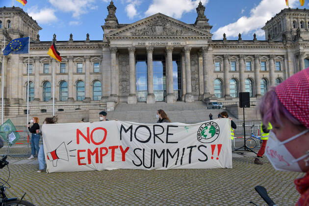 Bilder des Jahres 2021, News 04 April News Themen der Woche KW16 News Bilder des Tages Berlin, Deutschland 23. April 2021: Am heutigen Freitag fand in der Hauptstadt Berlin eine fridays for future Fahrradkundgebung statt. Abschlusskundgebung auf dem Platz der Republik vor dem Reichstag. Berlin Copyright: xFotostandx xReuhlx