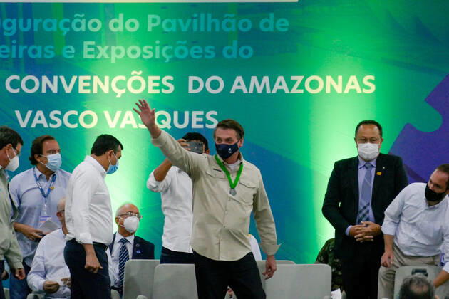 MANAUS, AM - 23.04.2021: BOLSONARO GANHA PLACA DE CIDADÃO EM MANAUS - President of the Republic, Jair Bolsonaro (without party), receives the Citizen of Amazonas plaque and participates in the inauguration of the second stage of the Amazonas Vasco Vasques Convention Center (CCAVV), this Friday morning (23). In the photo, President Jair Bolsonaro greets supporters. x2056936x  SandroxPereira