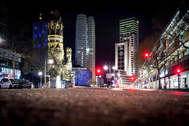 Bilder des Jahres 2021, News 04 April News Themen der Woche KW16 News Bilder des Tages 24.04.2021,Berlin,Deutschland,GER,am heutigen Abend ab 22.00 Uhr gilt eine Ausgangssperre bis 05.00 Uhr.Kaiser-Wilhelm-Gedächtniskirche.