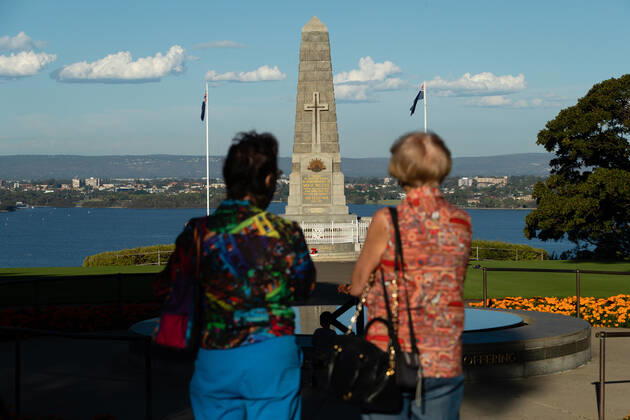WA CORONAVIRUS COVID19, Members of the public look at the War Memorial in Kings Park, Perth, Saturday, April 24, 2021. ANZAC Day services have been cancelled after Metropolitan Perth and the Peel region went into a three-day lockdown from midnight on Friday after a hotel quarantine outbreak led to community transmission. ( NO ARCHIVING, EDITORIAL USE ONLY, NO USE IN BOOKS WITHOUT CONSENT PERTH WA AUSTRALIA  Copyright: xRICHARDxWAINWRIGHTx 20210424001537169260