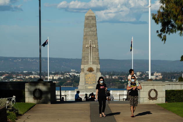 WA CORONAVIRUS COVID19, Members of the public gather near the War Memorial in Kings Park, Perth, Saturday, April 24, 2021. ANZAC Day services have been cancelled after Metropolitan Perth and the Peel region went into a three-day lockdown from midnight on Friday after a hotel quarantine outbreak led to community transmission. ( NO ARCHIVING, EDITORIAL USE ONLY, NO USE IN BOOKS WITHOUT CONSENT PERTH WA AUSTRALIA  Copyright: xRICHARDxWAINWRIGHTx 20210424001537169283
