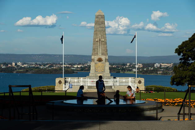 WA CORONAVIRUS COVID19, Members of the public gather around the War Memorial in Kings Park, Perth, Saturday, April 24, 2021. ANZAC Day services have been cancelled after Metropolitan Perth and the Peel region went into a three-day lockdown from midnight on Friday after a hotel quarantine outbreak led to community transmission. ( NO ARCHIVING, EDITORIAL USE ONLY, NO USE IN BOOKS WITHOUT CONSENT PERTH WA AUSTRALIA  Copyright: xRICHARDxWAINWRIGHTx 20210424001537169306