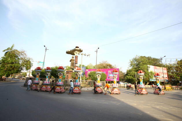 April 25, 2021, Prayagraj, Uttar Pradesh, India: Prayagraj: labours carry decorative road light for marriage purpose during government imposed weekend lockdown in wake of spread of CORONA virus in Prayagraj on Sunday, April 25, 2021. Prayagraj India - ZUMAv115 20210425_zap_v115_011 Copyright: xPrabhatxKumarxVermax