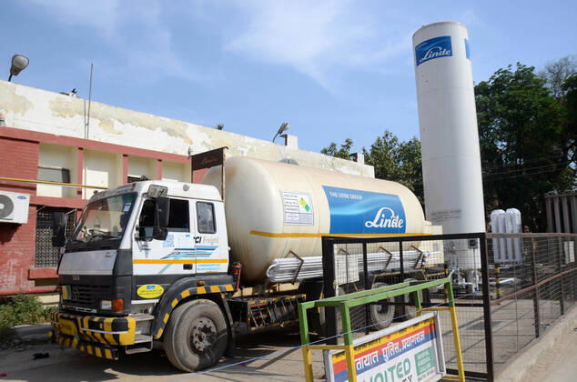 April 25, 2021, Prayagraj, Uttar Pradesh, India: Prayagraj: A truck with medicated cylinder being unload at Swaroop rani Neharu Hospital during government imposed weekend lockdown in wake of spread of CORONA virus in Prayagraj on Sunday, April 25, 2021. Prayagraj India - ZUMAv115 20210425_zap_v115_012 Copyright: xPrabhatxKumarxVermax