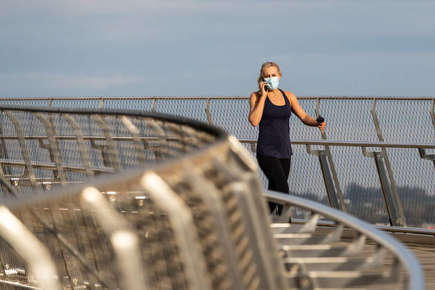 WA CORONAVIRUS COVID19, A members of the public wears a mask whilst exercising at Elizabeth Quay in Perth, Monday, April 26, 2021. Perth and Peel region are expected to come out of a three day lockdown at midnight but mask will still be compulsory until at least 12:01am next Saturday when restrictions are reviewed. ( NO ARCHIVING, EDITORIAL USE ONLY, NO USE IN BOOKS WITHOUT CONSENT PERTH WA AUSTRALIA  Copyright: xRICHARDxWAINWRIGHTx 20210426001537745107
