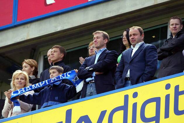 Bildnummer: 01527599 Datum: 07.05.2005 Copyright: imago Paul Marriott Teameigner Roman Abramovich (2. v. re., Chelsea) mit Anhang auf der Ehrentribüne, li. Ehefrau Irina - ; krux, Abramowich, Abramovitch, Abramowitch, Abramovitsch, Abramowitsch, Vdig, quer, Owner, Inhaber, Besitzer, Geschäftsmann, Finanzier, Investor, Milliardär, Partnerin, Partner, Gattin, Ehefrau, Tribüne, Tribünen, Sohn, Familie English Premier League 2004 2005, 1. Englische Liga, Chelsea FC London, London Fußball Herren Mannschaft England Gruppenbild optimistisch Randmotiv Personen