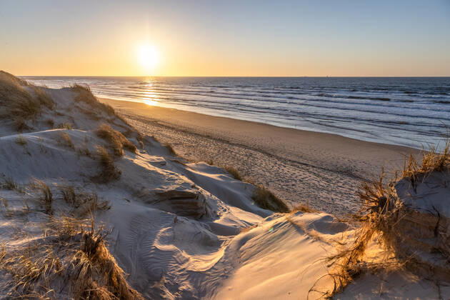 Norderney. 25 APR 2021. Sonnenuntergang in den Dünen am Strandbad Weiße Düne auf Norderney. Ruhiger Frühlingsabend an der Nordsee. OSTFRIESLAND. Ostfriesische Inseln. Copyright: JanisMEYER Priller&MAUG JMY7F2585X