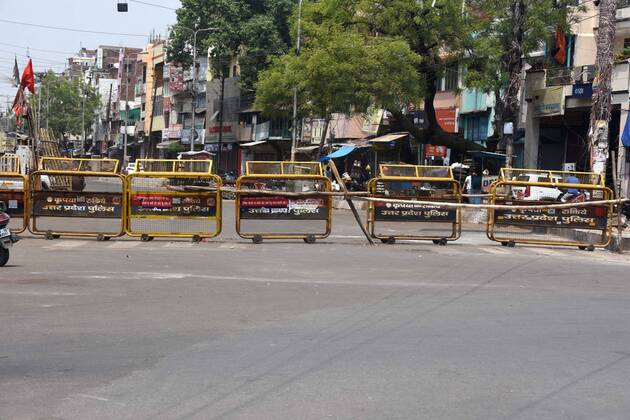 April 29, 2021, Prayagraj, Uttar Pradesh, India: Prayagraj: Police barricade on road at a containment area in Prayagraj on Thursday, April 29, 2021. Prayagraj India - ZUMAv115 20210429_zap_v115_008 Copyright: xPrabhatxKumarxVermax