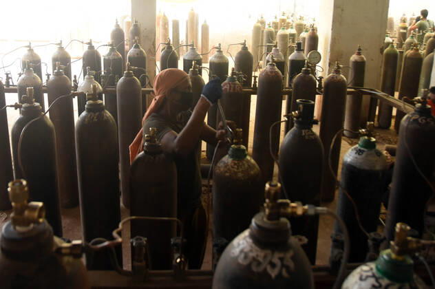 April 29, 2021, Prayagraj, Uttar Pradesh, India: Prayagraj: A worker refill medicated oxygen cylinder at a refilling plant in Prayagraj on Thursday, April 29, 2021. Prayagraj India - ZUMAv115 20210429_zap_v115_011 Copyright: xPrabhatxKumarxVermax