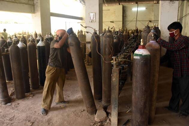 April 29, 2021, Prayagraj, Uttar Pradesh, India: Prayagraj: A worker refill medicated oxygen cylinder at a refilling plant in Prayagraj on Thursday, April 29, 2021. Prayagraj India - ZUMAv115 20210429_zap_v115_016 Copyright: xPrabhatxKumarxVermax