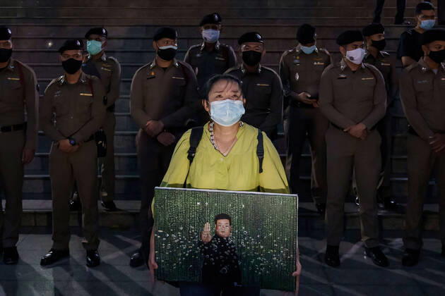 Bilder des Jahres 2021, News 04 April News Themen der Woche KW17 News Bilder des Tages April 29, 2021, Bangkok, Bangkok, Thailand: Sureerat Chiwarak holding a portrait of her son, Parit following the denial of bail requests of all 7 detained protestors, including Penguin who is on his 45th day of hunger strike..Parit Penguin Chiwarak™s condition worsens and other 6 pro-democracy leaders as they remain in custody for lesse-majeste law aka article 112 at the Criminal Court that saw no reason to change its previous orders. Bangkok Thailand - ZUMAs197 20210429_zaa_s197_136 Copyright: xWatcharawitxPhudorkx