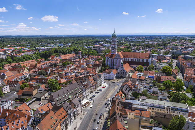 Augsburgs prachtvolle City von oben Impressionen aus der Luft von Augsburgs Prachtstraße - die Maxstrasse in der Altstadt ist eine der kunsthistorisch bedeutsamsten Straßen Süddeutschlands. Augsburg - Maxstraße, Ulrichskirchen Copyright: xmultimaps360-Schweyer Rochaux 20200612_max-no_001