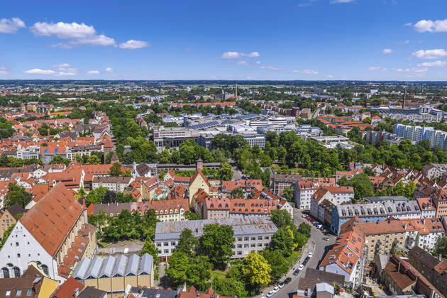 Augsburgs prachtvolle City von oben Impressionen aus der Luft von Augsburgs Prachtstraße - die Maxstrasse in der Altstadt ist eine der kunsthistorisch bedeutsamsten Straßen Süddeutschlands. Augsburg - Lechviertel und City-Galerie Copyright: xmultimaps360-Schweyer Rochaux 20200612_max-no_002
