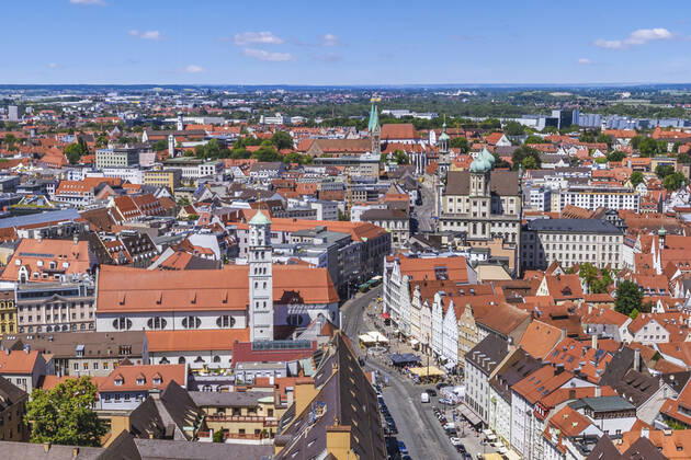 Augsburgs prachtvolle City von oben Impressionen aus der Luft von Augsburgs Prachtstraße - die Maxstrasse in der Altstadt ist eine der kunsthistorisch bedeutsamsten Straßen Süddeutschlands. Augsburg - Maxstraße Nord Copyright: xmultimaps360-Schweyer Rochaux 20200612_max-no_003