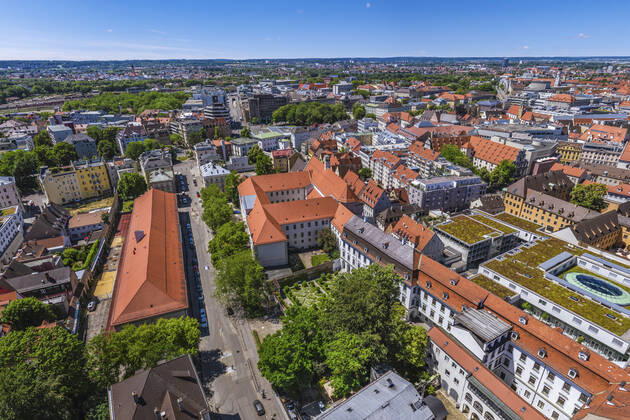 Augsburgs prachtvolle City von oben Impressionen aus der Luft von Augsburgs Prachtstraße - die Maxstrasse in der Altstadt ist eine der kunsthistorisch bedeutsamsten Straßen Süddeutschlands. Augsburg - Maxstraße Copyright: xmultimaps360-Schweyer Rochaux 20200612_max-no_007