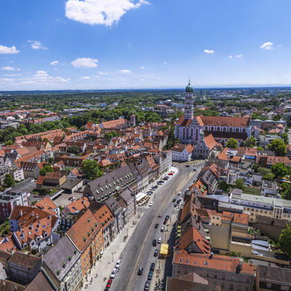 Augsburgs prachtvolle City von oben Impressionen aus der Luft von Augsburgs Prachtstraße - die Maxstrasse in der Altstadt ist eine der kunsthistorisch bedeutsamsten Straßen Süddeutschlands. Augsburg - Maxstraße, Ulrichskirchen Copyright: xmultimaps360-Schweyer Rochaux 20200612_max-no_008
