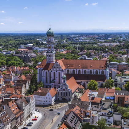 Augsburgs prachtvolle City von oben Impressionen aus der Luft von Augsburgs Prachtstraße - die Maxstrasse in der Altstadt ist eine der kunsthistorisch bedeutsamsten Straßen Süddeutschlands. Augsburg - Maxstraße, Ulrichskirchen Copyright: xmultimaps360-Schweyer Rochaux 20200612_max-no_011