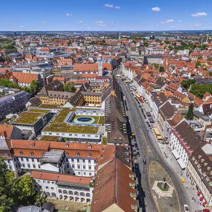 Augsburgs prachtvolle City von oben Impressionen aus der Luft von Augsburgs Prachtstraße - die Maxstrasse in der Altstadt ist eine der kunsthistorisch bedeutsamsten Straßen Süddeutschlands. Augsburg - Maxstraße Nord Copyright: xmultimaps360-Schweyer Rochaux 20200612_max-no_009