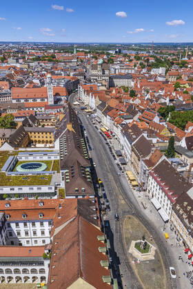 Augsburgs prachtvolle City von oben Impressionen aus der Luft von Augsburgs Prachtstraße - die Maxstrasse in der Altstadt ist eine der kunsthistorisch bedeutsamsten Straßen Süddeutschlands. Augsburg - Maxstraße Nord Copyright: xmultimaps360-Schweyer Rochaux 20200612_max-no_010