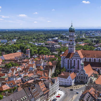 Augsburgs prachtvolle City von oben Impressionen aus der Luft von Augsburgs Prachtstraße - die Maxstrasse in der Altstadt ist eine der kunsthistorisch bedeutsamsten Straßen Süddeutschlands. Augsburg - Maxstraße, Ulrichskirchen Copyright: xmultimaps360-Schweyer Rochaux 20200612_max-no_012