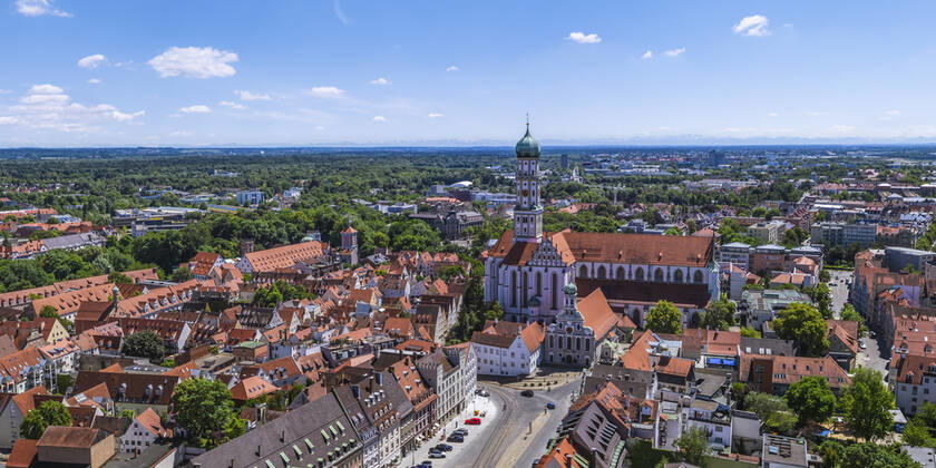 Augsburgs prachtvolle City von oben Impressionen aus der Luft von Augsburgs Prachtstraße - die Maxstrasse in der Altstadt ist eine der kunsthistorisch bedeutsamsten Straßen Süddeutschlands. Augsburg - Maxstraße, Ulrichskirchen Copyright: xmultimaps360-Schweyer Rochaux 20200612_max-no_013