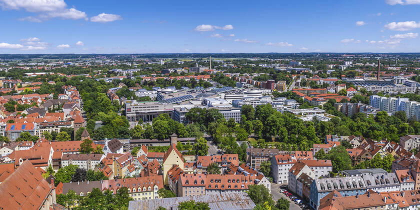 Augsburgs prachtvolle City von oben Impressionen aus der Luft von Augsburgs Prachtstraße - die Maxstrasse in der Altstadt ist eine der kunsthistorisch bedeutsamsten Straßen Süddeutschlands. Augsburg - Lechviertel und City-Galerie Copyright: xmultimaps360-Schweyer Rochaux 20200612_max-no_014