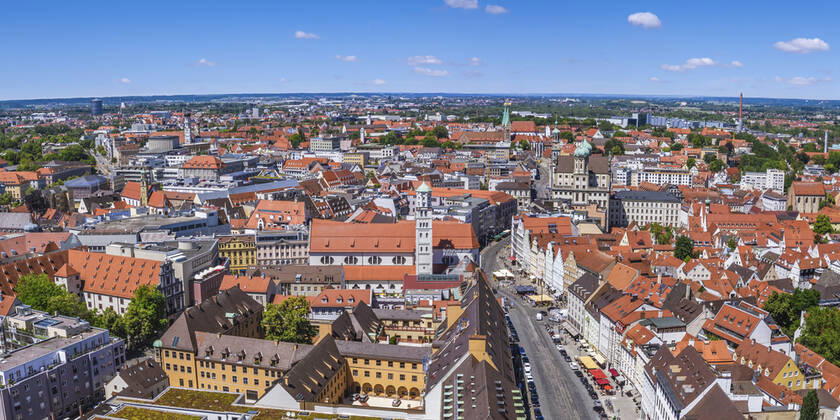 Augsburgs prachtvolle City von oben Impressionen aus der Luft von Augsburgs Prachtstraße - die Maxstrasse in der Altstadt ist eine der kunsthistorisch bedeutsamsten Straßen Süddeutschlands. Augsburg - Maxstraße Nord Copyright: xmultimaps360-Schweyer Rochaux 20200612_max-no_018