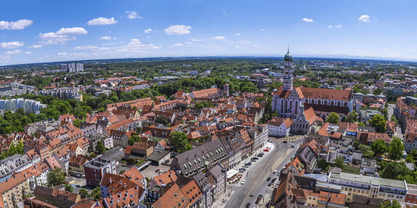 Augsburgs prachtvolle City von oben Impressionen aus der Luft von Augsburgs Prachtstraße - die Maxstrasse in der Altstadt ist eine der kunsthistorisch bedeutsamsten Straßen Süddeutschlands. Augsburg - Maxstraße, Ulrichskirchen Copyright: xmultimaps360-Schweyer Rochaux 20200612_max-no_020