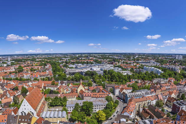 Augsburgs prachtvolle City von oben Impressionen aus der Luft von Augsburgs Prachtstraße - die Maxstrasse in der Altstadt ist eine der kunsthistorisch bedeutsamsten Straßen Süddeutschlands. Augsburg - Lechviertel und City-Galerie Copyright: xmultimaps360-Schweyer Rochaux 20200612_max-no_022