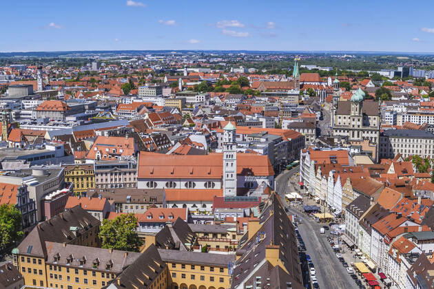 Augsburgs prachtvolle City von oben Impressionen aus der Luft von Augsburgs Prachtstraße - die Maxstrasse in der Altstadt ist eine der kunsthistorisch bedeutsamsten Straßen Süddeutschlands. Augsburg - Maxstraße Nord Copyright: xmultimaps360-Schweyer Rochaux 20200612_max-no_023