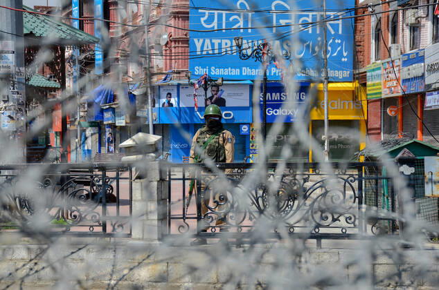 April 30, 2021, Srinagar, India: A paramilitary trooper stands alert during a lockdown imposed by the authorities following the surge in coronavirus cases in Srinagar..With the increasing number of COVID-19 cases in Jammu and Kashmir, the government has imposed an 84-hour lockdown. The situation has worsened during the last one week with both the numbers of new cases and deaths registering a steep rise. Meanwhile, India records nearly 386,555 new COVID-19 cases and 3,501 deaths in the last 24 hours. Srinagar India - ZUMAs197 20210430_zaa_s197_008 Copyright: xSaqibxMajeedx
