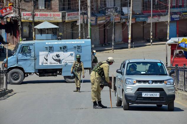 April 30, 2021, Srinagar, India: A paramilitary trooper stops a vehicle at the check-point during a lockdown imposed by the authorities following the surge in coronavirus cases in Srinagar..With the increasing number of COVID-19 cases in Jammu and Kashmir, the government has imposed an 84-hour lockdown. The situation has worsened during the last one week with both the numbers of new cases and deaths registering a steep rise. Meanwhile, India records nearly 386,555 new COVID-19 cases and 3,501 deaths in the last 24 hours. Srinagar India - ZUMAs197 20210430_zaa_s197_014 Copyright: xSaqibxMajeedx