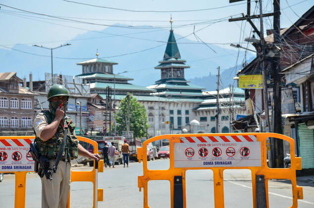 April 30, 2021, Srinagar, India: A paramilitary trooper stands alert near the shrine closed during a lockdown imposed by the authorities following the surge in coronavirus cases in Srinagar..With the increasing number of COVID-19 cases in Jammu and Kashmir, the government has imposed an 84-hour lockdown. The situation has worsened during the last one week with both the numbers of new cases and deaths registering a steep rise. Meanwhile, India records nearly 386,555 new COVID-19 cases and 3,501 deaths in the last 24 hours. Srinagar India - ZUMAs197 20210430_zaa_s197_024 Copyright: xSaqibxMajeedx