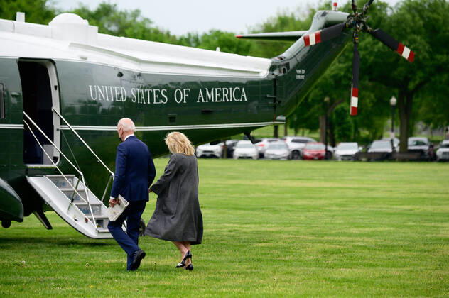 News Bilder des Tages May 3, 2021, Washington, District of Columbia, USA: U.S. President Joe Biden and First Lady Jill Biden board Marine One on the Ellipse of the White House in Washington, D.C., U.S., on Monday, May 3, 2021. Biden s $4 trillion vision of remaking the federal government s role in the U.S. economy is now in the hands of Congress, where both parties see a higher chance of at least some compromise than for the administration™s pandemic-relief bill Washington USA - ZUMAs152 20210503_zaa_s152_006 Copyright: xErinxScottx-xPoolxViaxCnpx