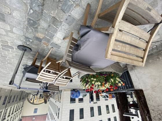 Themenbild: Coronavirus Pandemie Folgen fuer die Gastronomie: Umgeklappte Stuehle lehnen an Tischen vor einem Restaurant in Muenchen,Aussengastronomie.