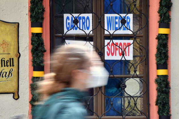 Themenbild: Coronavirus Pandemie Folgen fuer die Gastronomie: GASTRO WIEDER OEFFNEN SOFORT Im Fenster eines bayerischen Restaurants in Muenchen fordern die Eigentuemer die sofortige Oeffnung der Gastronomie. Passanten gehen mit Mundschutz,Maske vorbei.