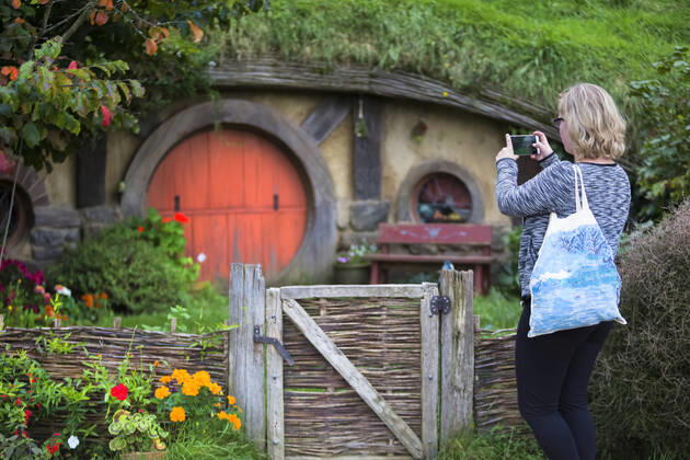 The tourist stop of Hobbiton on New Zealand s North Island. The site of the filming of the Lord of the Rings movies; Hobbiton, Waikato, New Zealand Copyright: MicahxWright 33339008