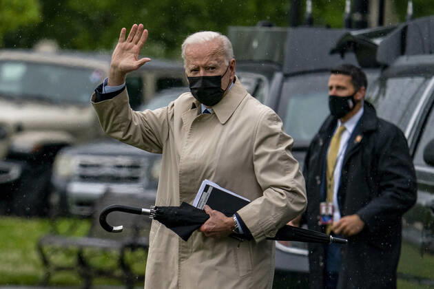 News Bilder des Tages May 7, 2021, Washington, District of Columbia, USA: United States President Joe Biden waves to the media as he prepares to board Marine One on the Ellipse near the White House in Washington, DC as he prepares to depart for Camp David, the presidential retreat near Thurmont, Maryland on Friday, May 7, 2021 Washington USA - ZUMAs152 20210507_zaa_s152_057 Copyright: xTasosxKatopodisx-xPoolxViaxCnpx