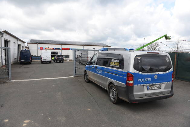 Heyda - Internat. KFZ-Kriminalität: Polizei durchsucht Werkstatt und nimmt Personen fest 06.05.2021 gegen 9 Uhr Waldheim OT Heyda, Hainichener Straße 9 Döbeln OT Neudorf, Knobelsdorfer Straße Fotograf: LausitzNews Erik-Holm Langhof Mehrere Polizeikräfte der Polizeidirektion Chemnitz und des sächsischen Landeskriminalamtes haben am Donnerstagmorgen ein Gelände eines Autoservice im Waldheimer Ortsteil Heyda durchsucht. Wie Polizeisprecher Andrzej Rydzik mitteilt, sei die Durchsuchung des Autoservice Heyda im Auftrag der Staatsanwaltschaft Chemnitz erfolgt. Es laufe ein Ermittlungsverfahren aufgrund internationalen Kfz-Diebstahls bzw. Kfz-Verschiebung. Bei der Durchsuchungsmaßnahmen habe die Polizei mehrere Beweismittel sichergestellt, Copyright: xLausitznews.de xErik-HolmxLanghofx