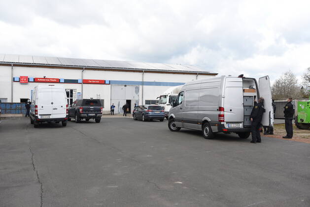 Heyda - Internat. KFZ-Kriminalität: Polizei durchsucht Werkstatt und nimmt Personen fest 06.05.2021 gegen 9 Uhr Waldheim OT Heyda, Hainichener Straße 9 Döbeln OT Neudorf, Knobelsdorfer Straße Fotograf: LausitzNews Erik-Holm Langhof Mehrere Polizeikräfte der Polizeidirektion Chemnitz und des sächsischen Landeskriminalamtes haben am Donnerstagmorgen ein Gelände eines Autoservice im Waldheimer Ortsteil Heyda durchsucht. Wie Polizeisprecher Andrzej Rydzik mitteilt, sei die Durchsuchung des Autoservice Heyda im Auftrag der Staatsanwaltschaft Chemnitz erfolgt. Es laufe ein Ermittlungsverfahren aufgrund internationalen Kfz-Diebstahls bzw. Kfz-Verschiebung. Bei der Durchsuchungsmaßnahmen habe die Polizei mehrere Beweismittel sichergestellt, Copyright: xLausitznews.de xErik-HolmxLanghofx