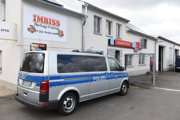Heyda - Internat. KFZ-Kriminalität: Polizei durchsucht Werkstatt und nimmt Personen fest 06.05.2021 gegen 9 Uhr Waldheim OT Heyda, Hainichener Straße 9 Döbeln OT Neudorf, Knobelsdorfer Straße Fotograf: LausitzNews Erik-Holm Langhof Mehrere Polizeikräfte der Polizeidirektion Chemnitz und des sächsischen Landeskriminalamtes haben am Donnerstagmorgen ein Gelände eines Autoservice im Waldheimer Ortsteil Heyda durchsucht. Wie Polizeisprecher Andrzej Rydzik mitteilt, sei die Durchsuchung des Autoservice Heyda im Auftrag der Staatsanwaltschaft Chemnitz erfolgt. Es laufe ein Ermittlungsverfahren aufgrund internationalen Kfz-Diebstahls bzw. Kfz-Verschiebung. Bei der Durchsuchungsmaßnahmen habe die Polizei mehrere Beweismittel sichergestellt, Copyright: xLausitznews.de xErik-HolmxLanghofx